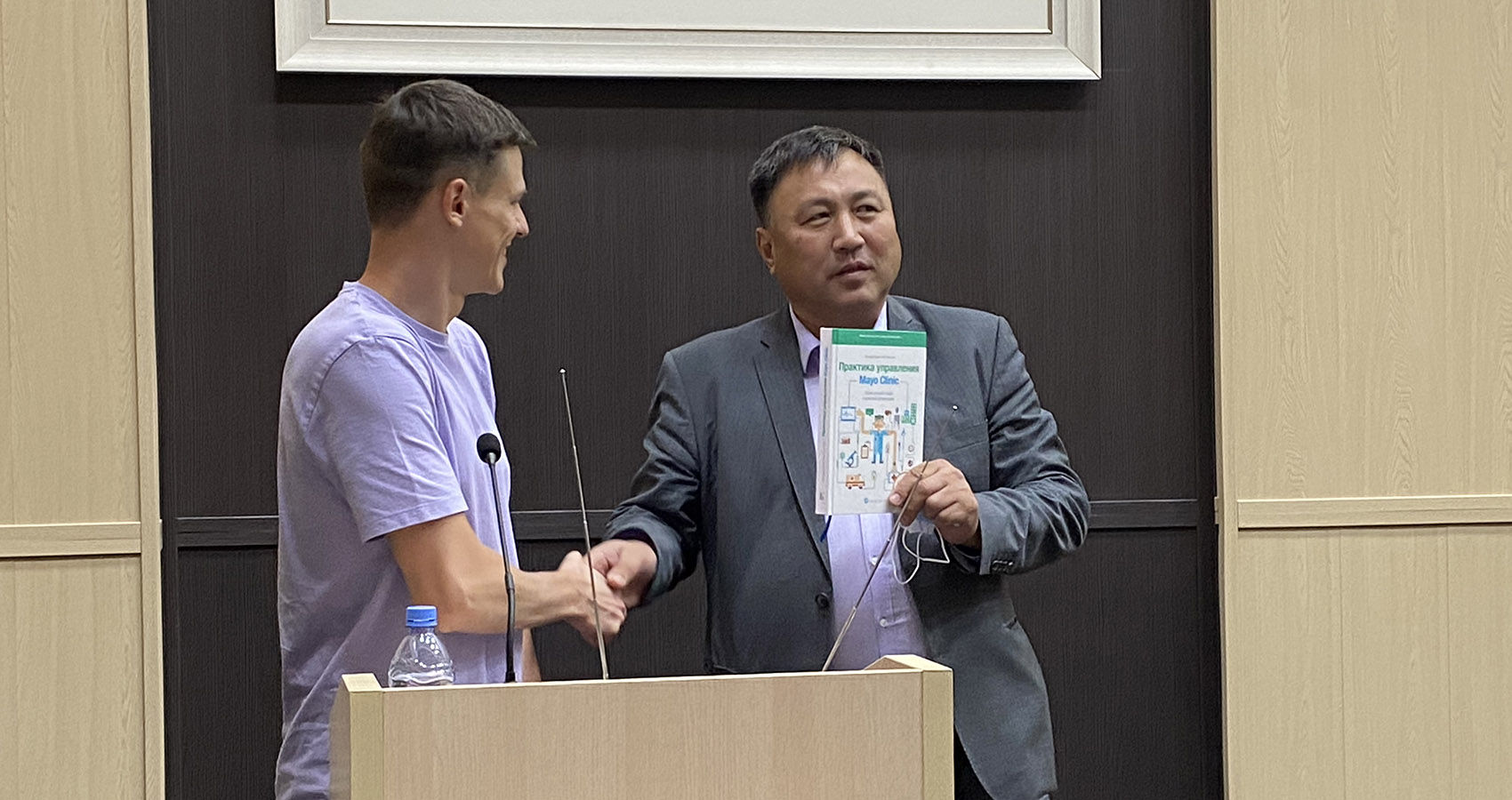 Пилипенко Денис Сергеевич презентовал проректору книгу «Практика управления Mayo Clinic. Уроки лучшей в мире сервисной организации».